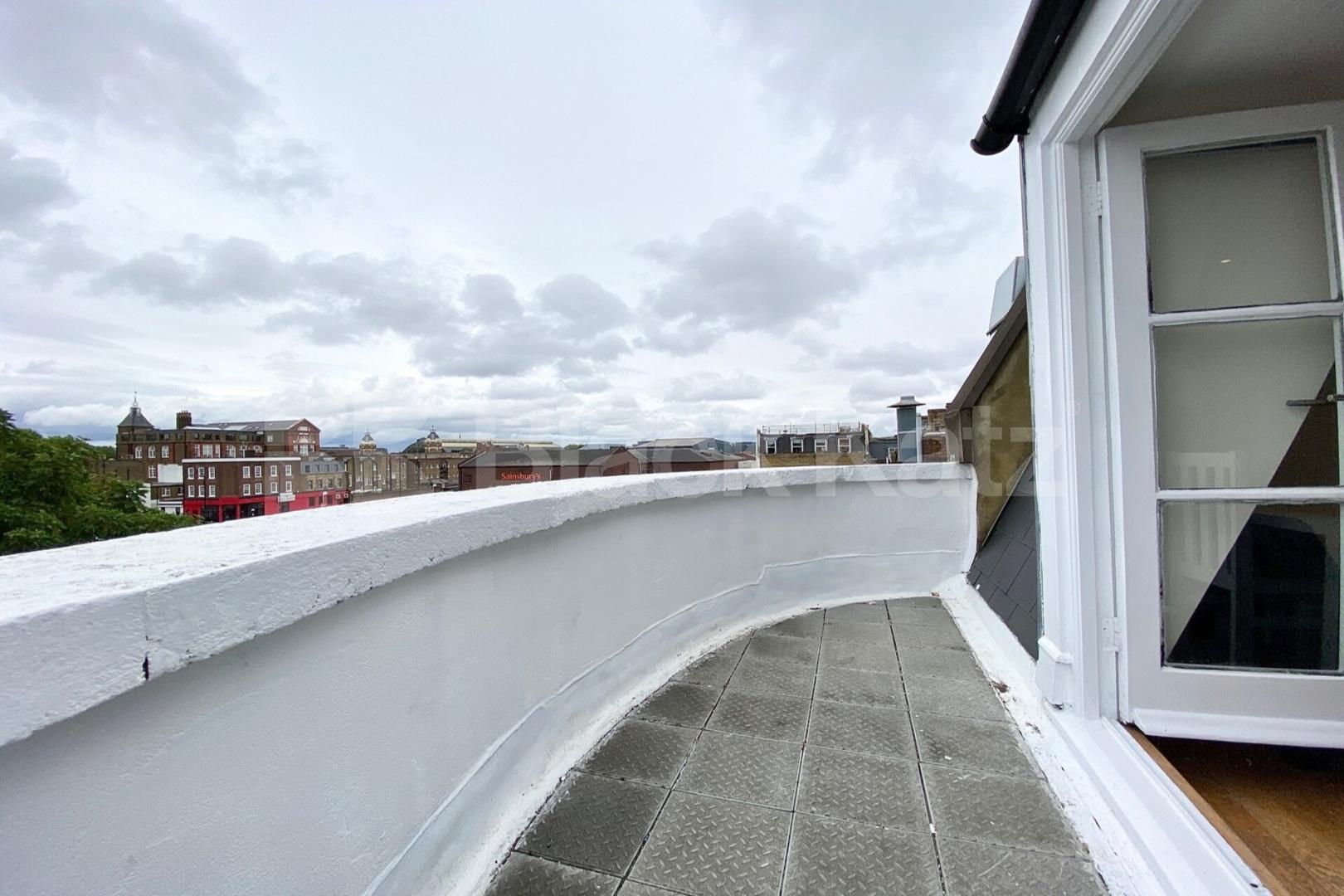 split level property with 2 bathrooms, terrace and large study/guest room Chapel Market, Angel